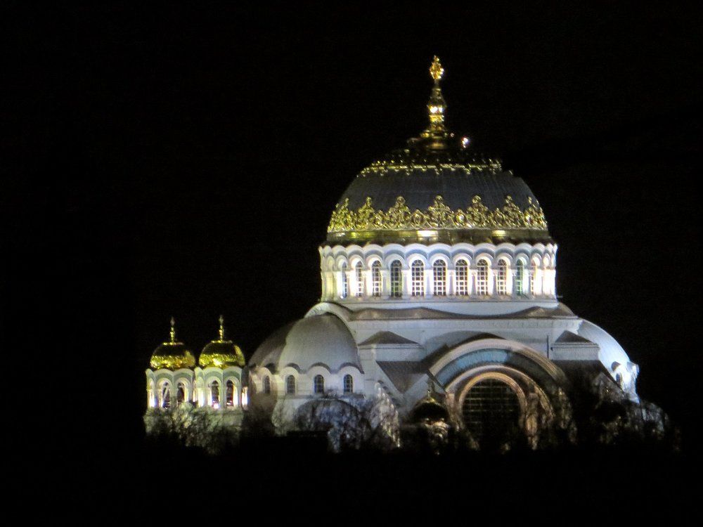 Кронштадт. Взгляд на Морской Никольский собор с борта проплывающего парома.