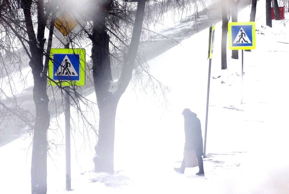 Зима сквозь замёрзшее стекло