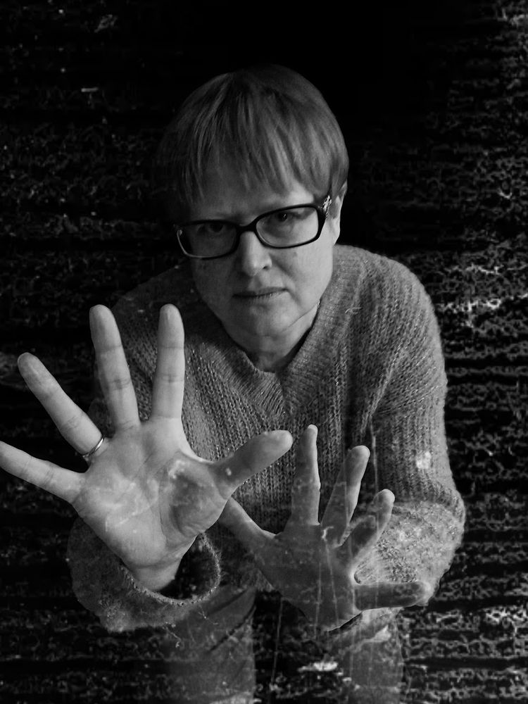 Женский портрет. За стеклом