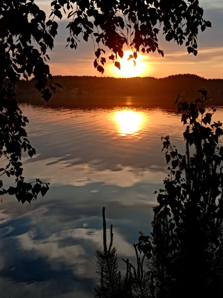 И СОЛНЦЕ ОТРАЖАЕТСЯ В ВОДЕ