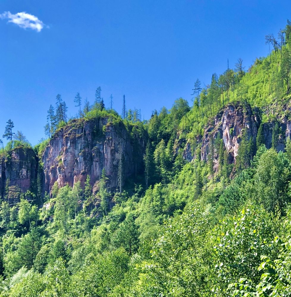 Розовые скалы