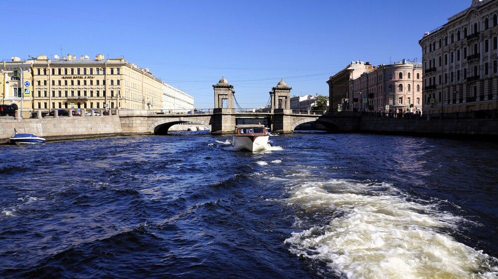 Мост Ломоносова через реку Фонтанку в Санкт-Петербурге