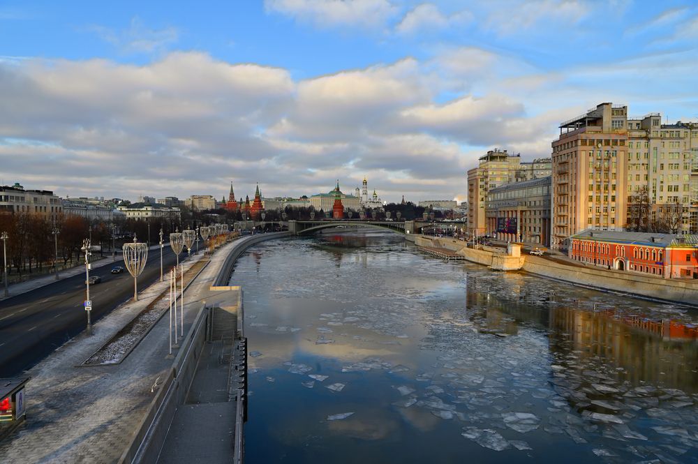 Не спеша по речке лед плывет