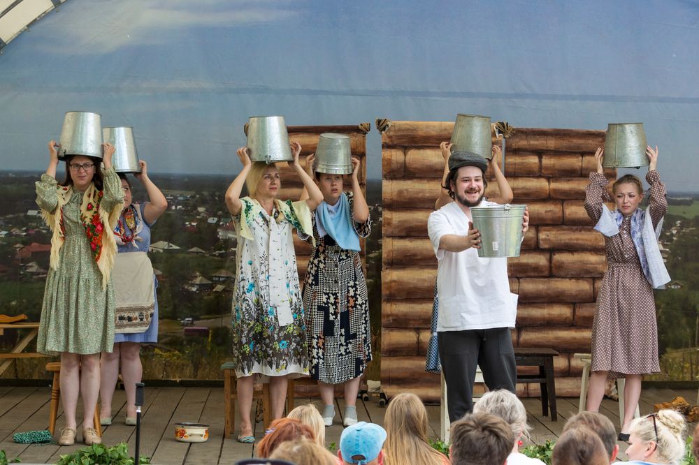 Выступление самодеятельного коллектива на Шукшинских чтениях в Сростках.