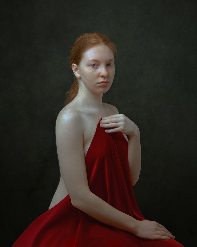 Девушка в бархатной накидке