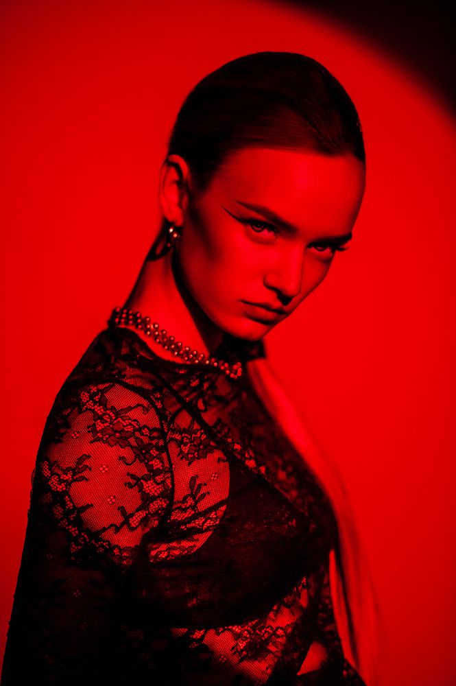 Модный портрет на границе фотоэффекта