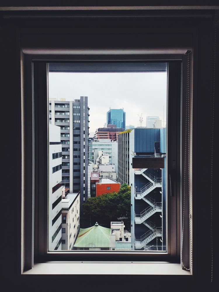 A miniature portal to the metropolis