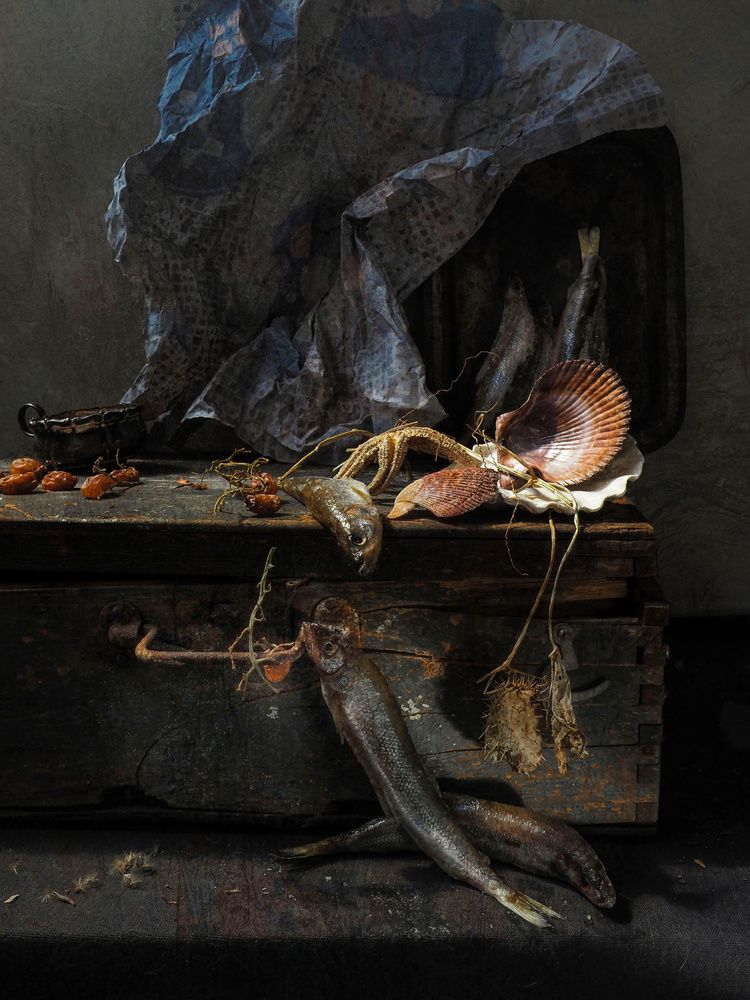 Натюрморт с корюшкой и ракушкой