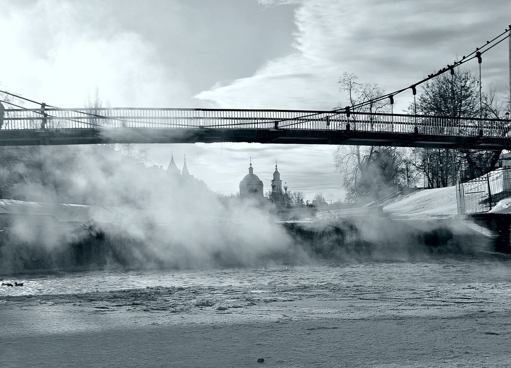 И морозный день река парит