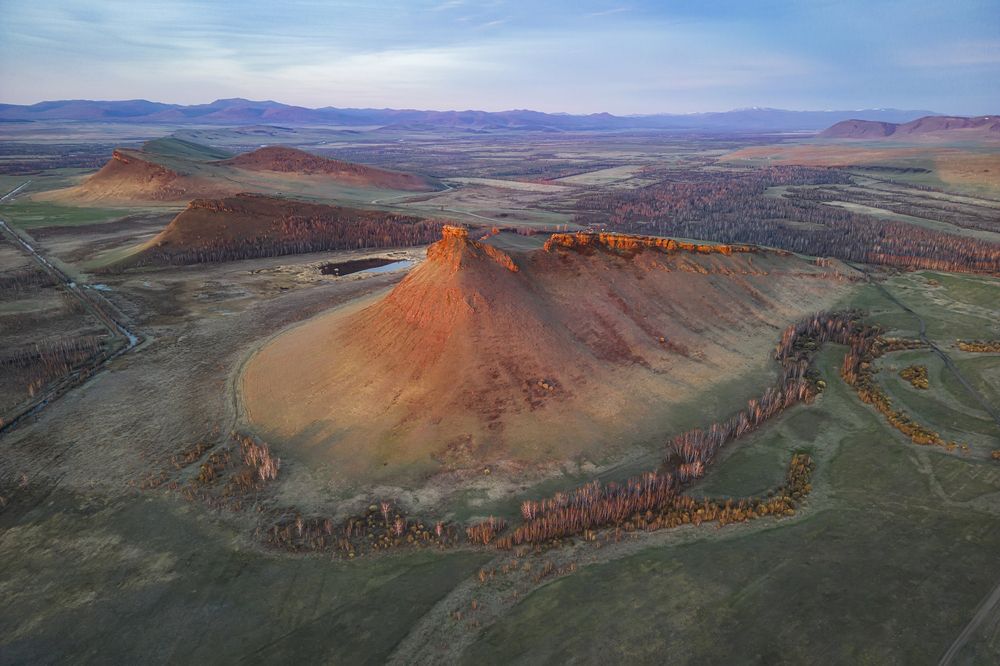 Сундуки стоят открыты...