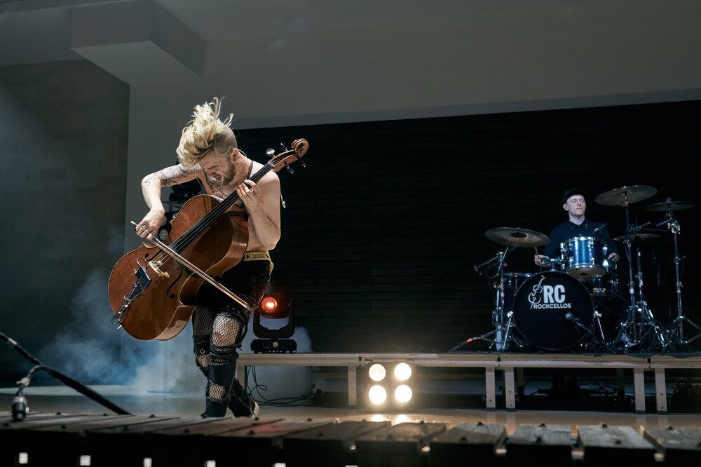 Dynamic entrance of a cellist at a rock music concert