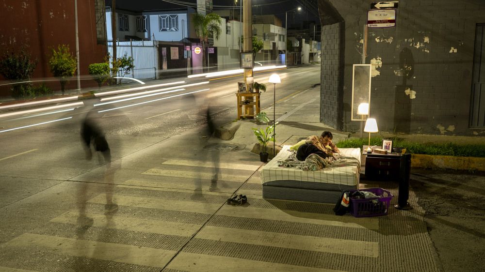 Sin cuarto (without room)