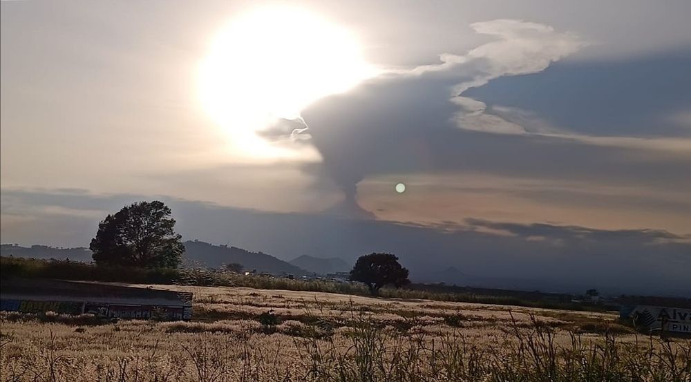 FUMAROLA A LA LUZ DEL SOL