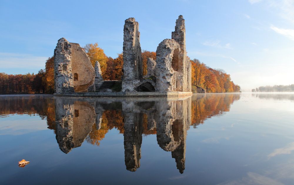 утро на реке с развалинами старого замка