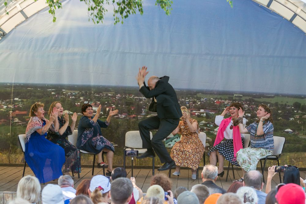 Выступление самодеятельного коллектива на Шукшинских чтениях в Сростках.