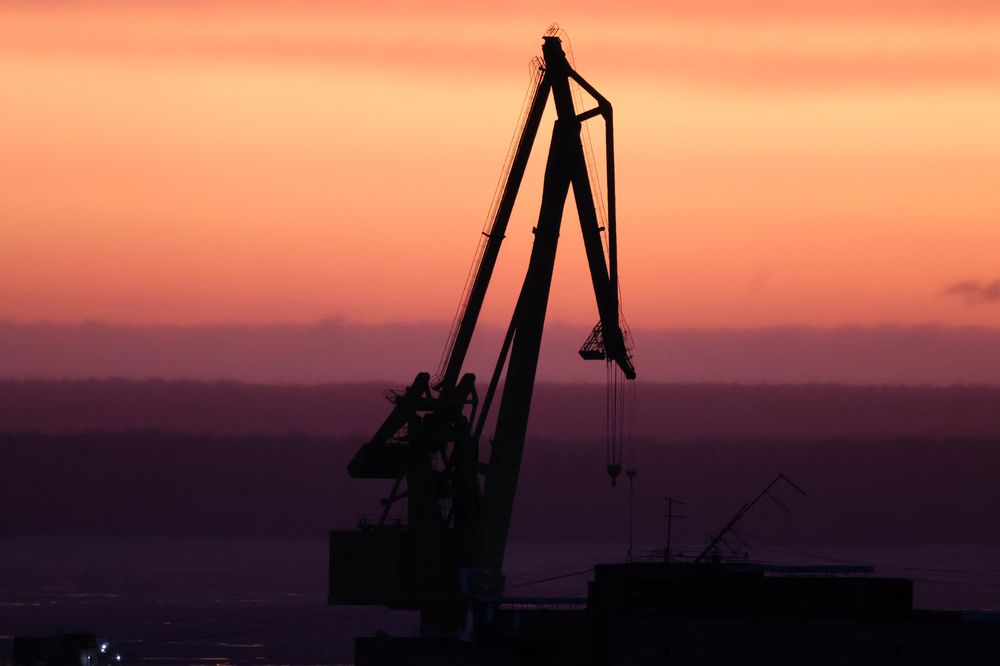 Кран на закате