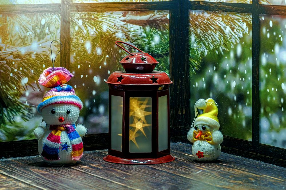 Фонарик и снеговики..