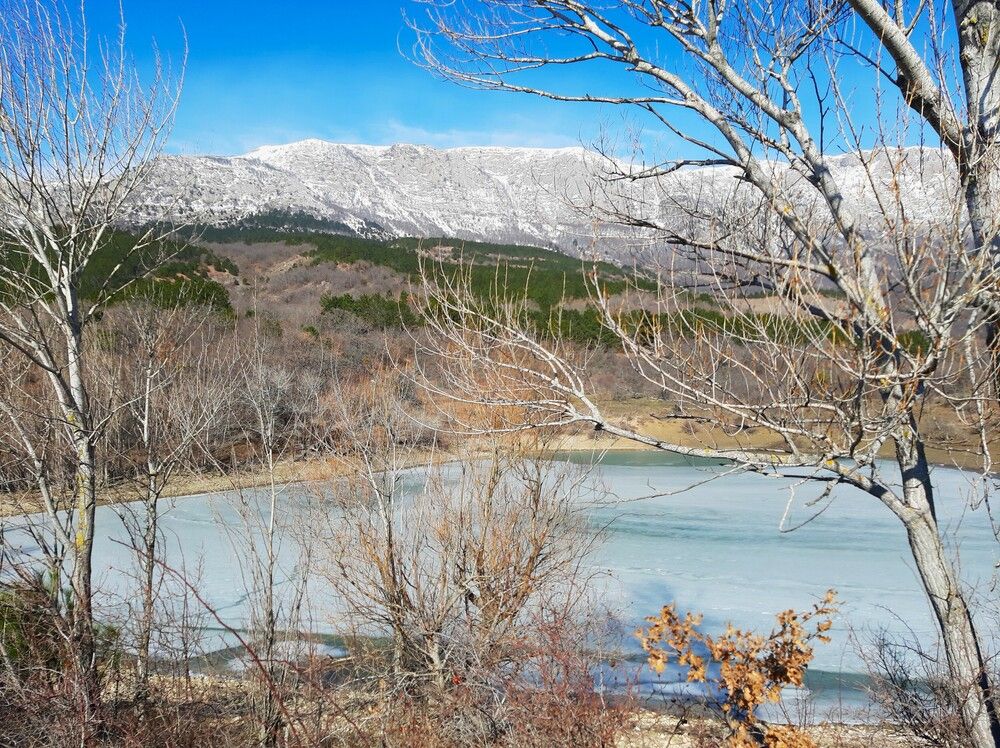 Озеро у подножия горы Чигенитра