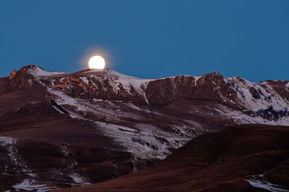 Заход луны во время восхода солнца на озере Гижгит