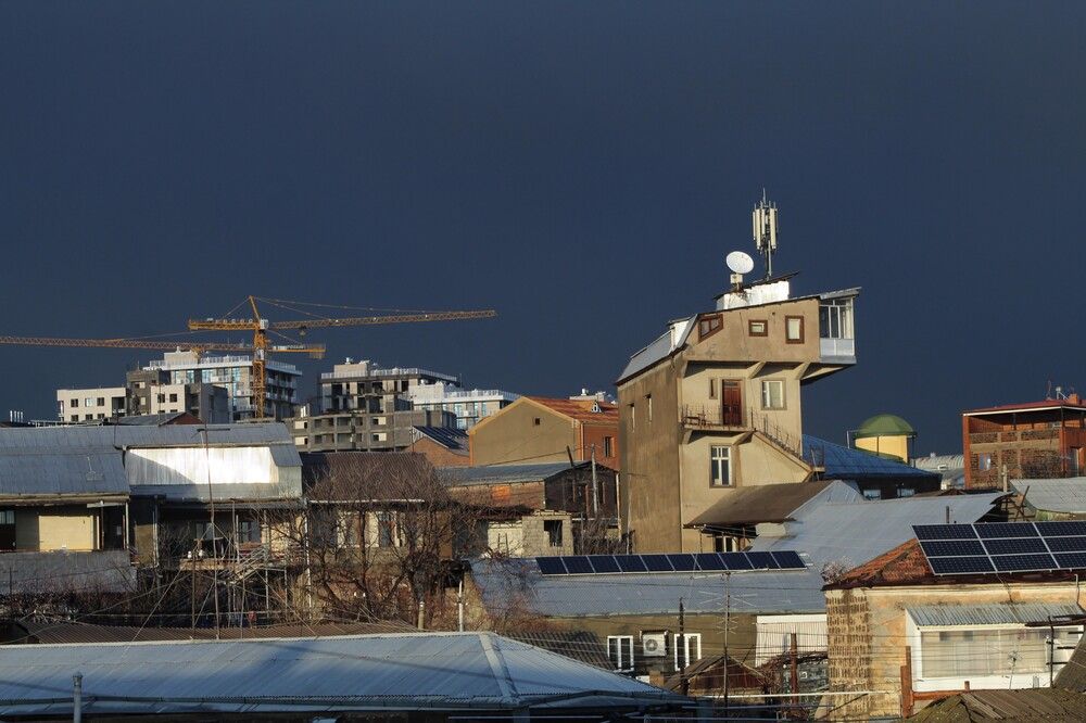 Грозовое небо и дома