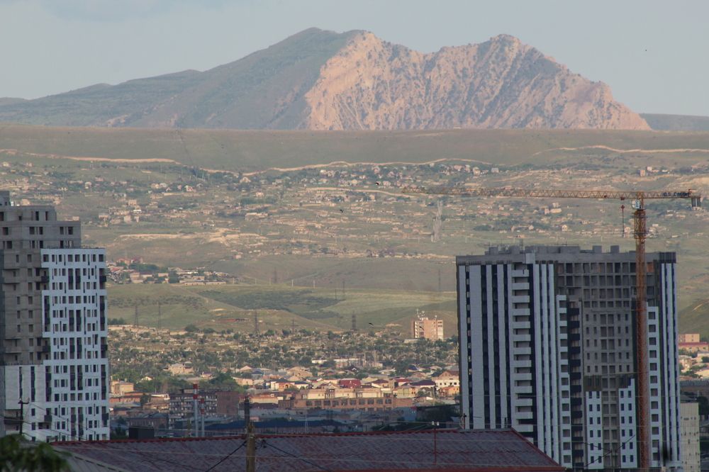 Новостройки и гора