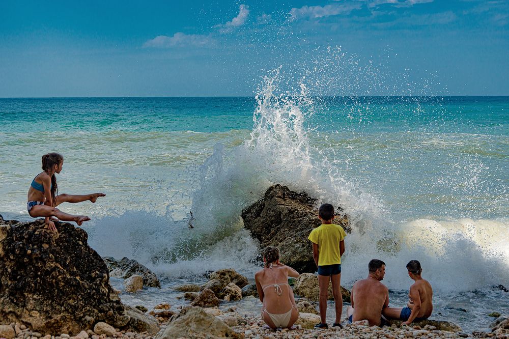 Грохотали волны