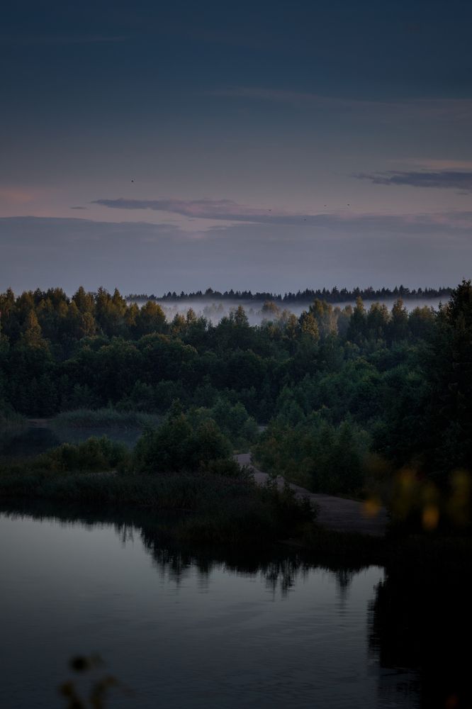 Закат над осенним лесом.