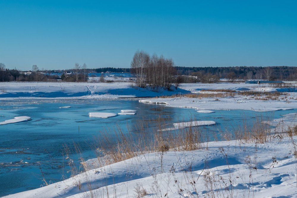 Река зимой