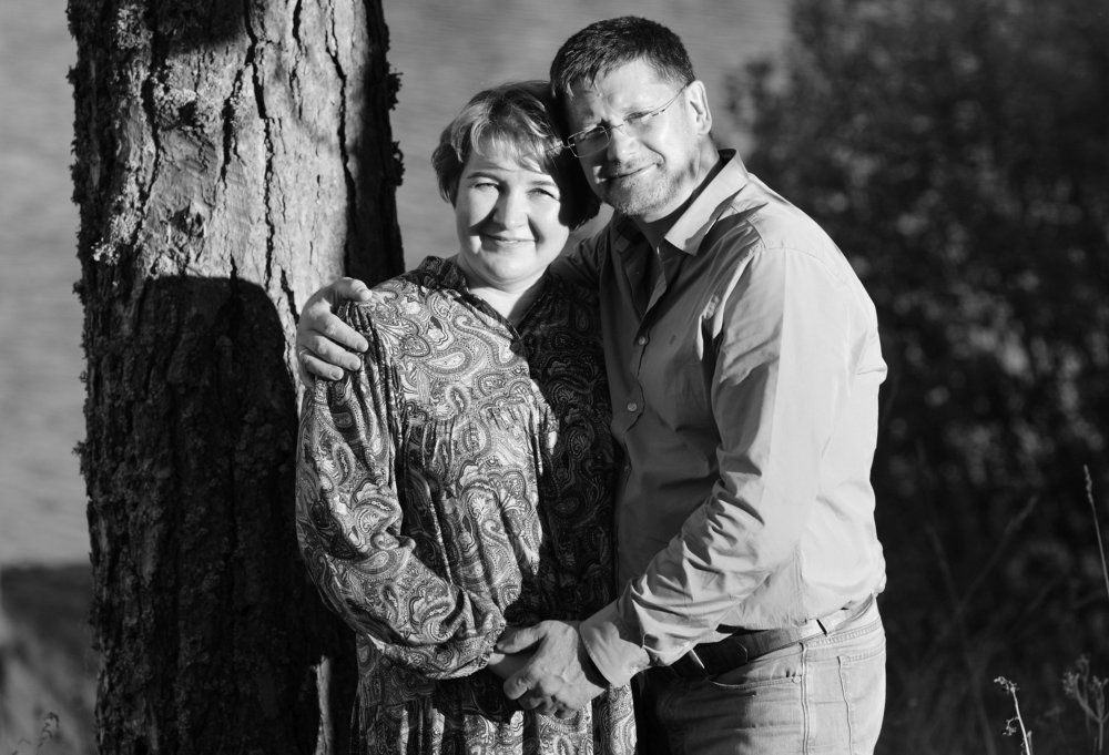 Трогательно...за руки...