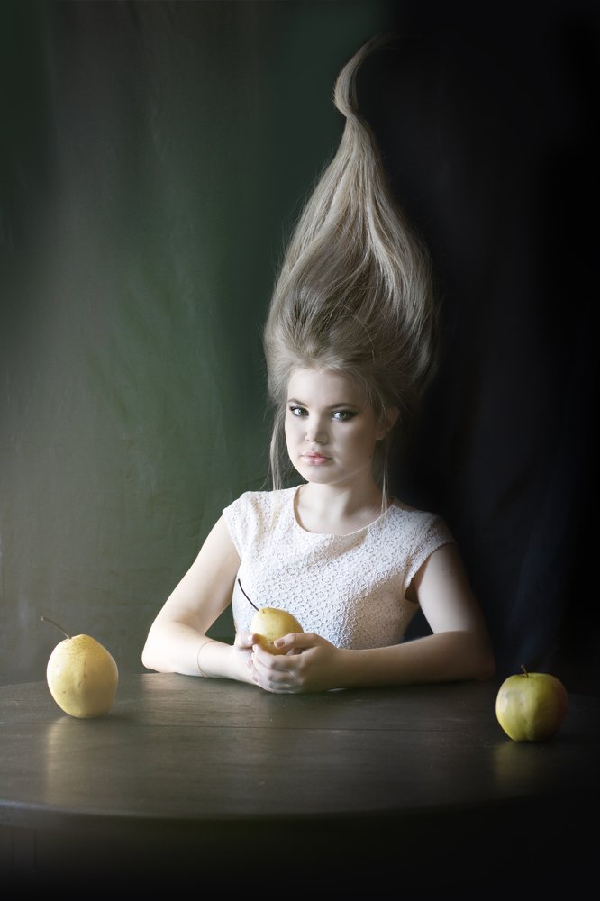 Девочка с грушами