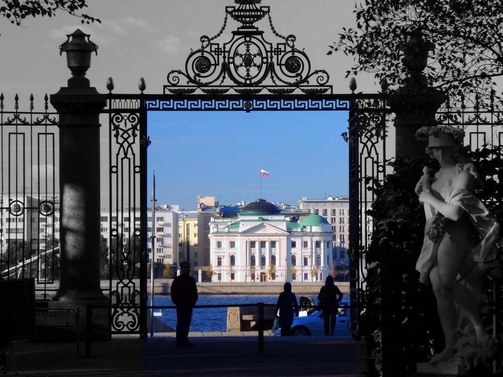 Взгляд из прошлого в настояшее. Санкт Петербург, вид на Неву из Летнего сада.
