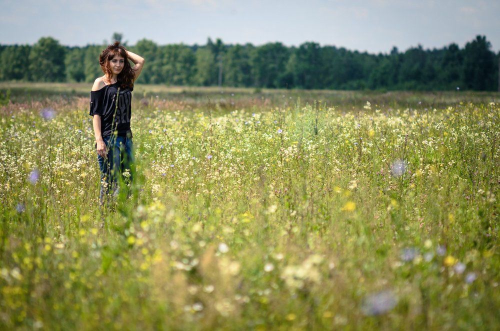 Джамбульская девушка в российских лугах