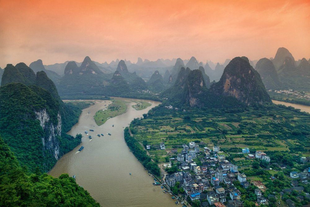 Река Ли в окружении  скал