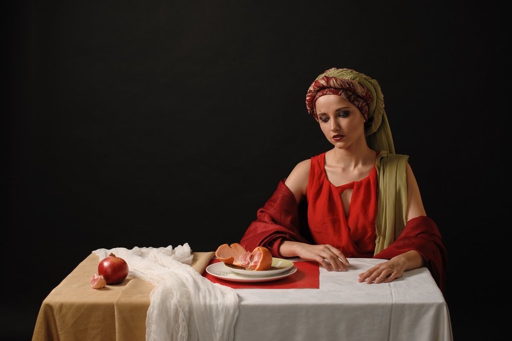 Портрет молодой девушки в красном