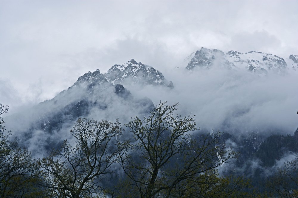 Горные хребты в утреннем тумане
