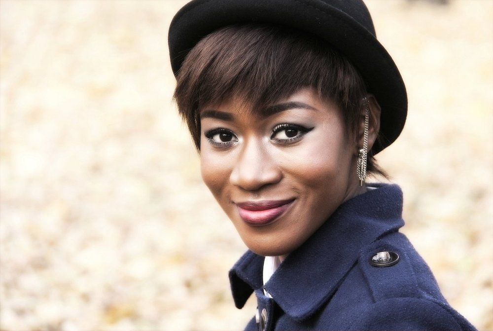 Осень. Африканка в России.