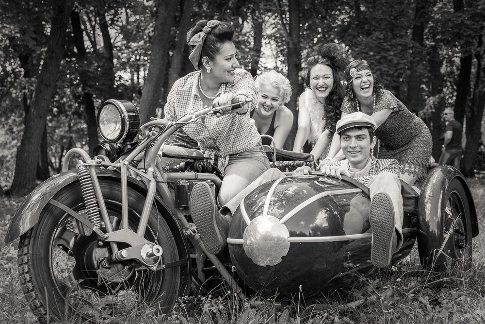 А ну-ка, девушки!