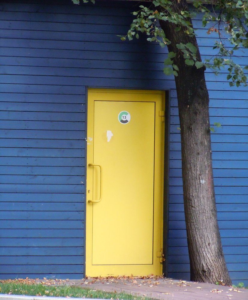 желтая дверь № 13
