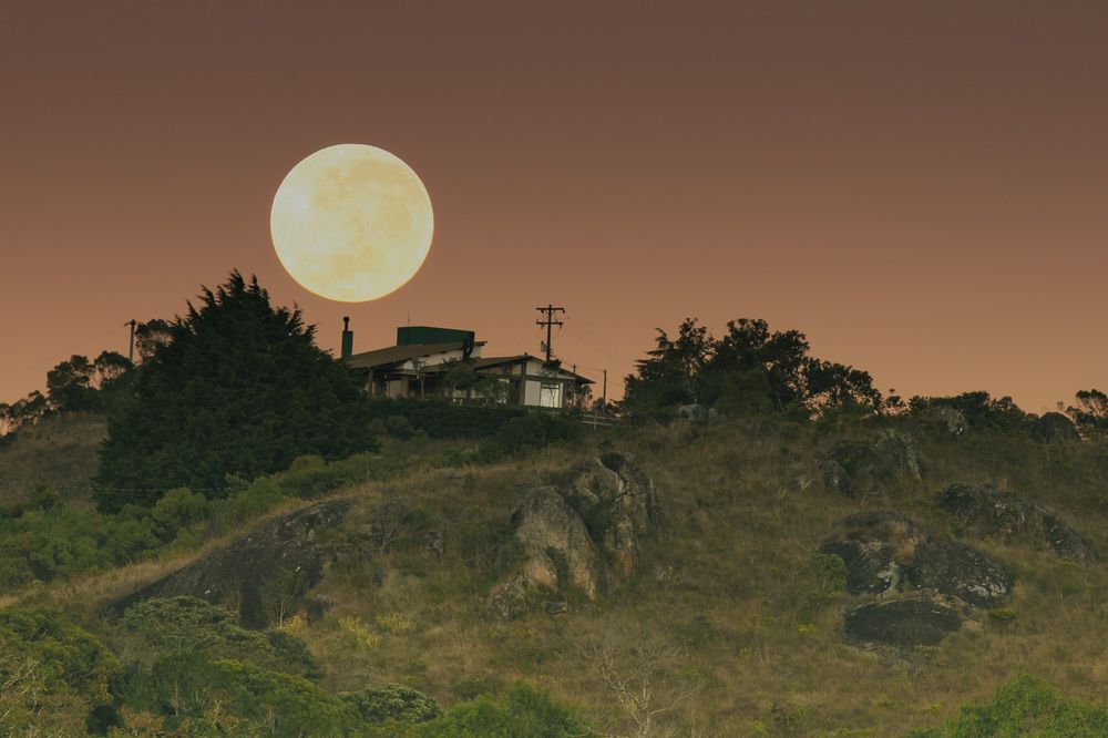 Moonrise Over the Hills: A Serene Twilight Scene