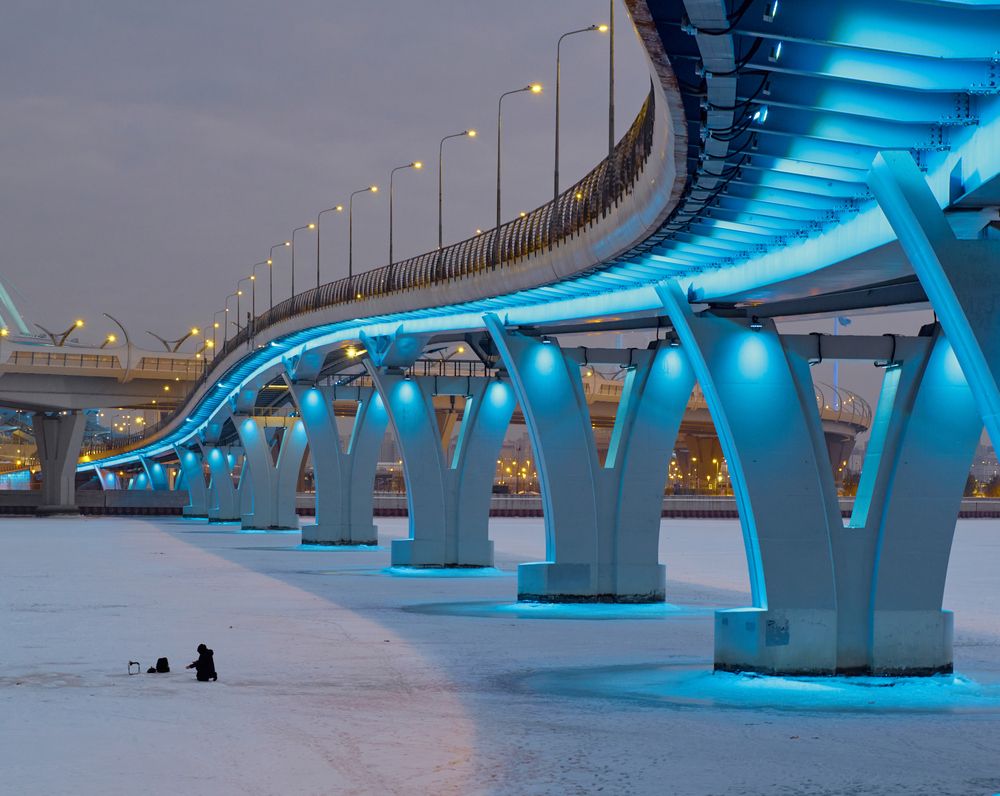 Рыбак под мостом