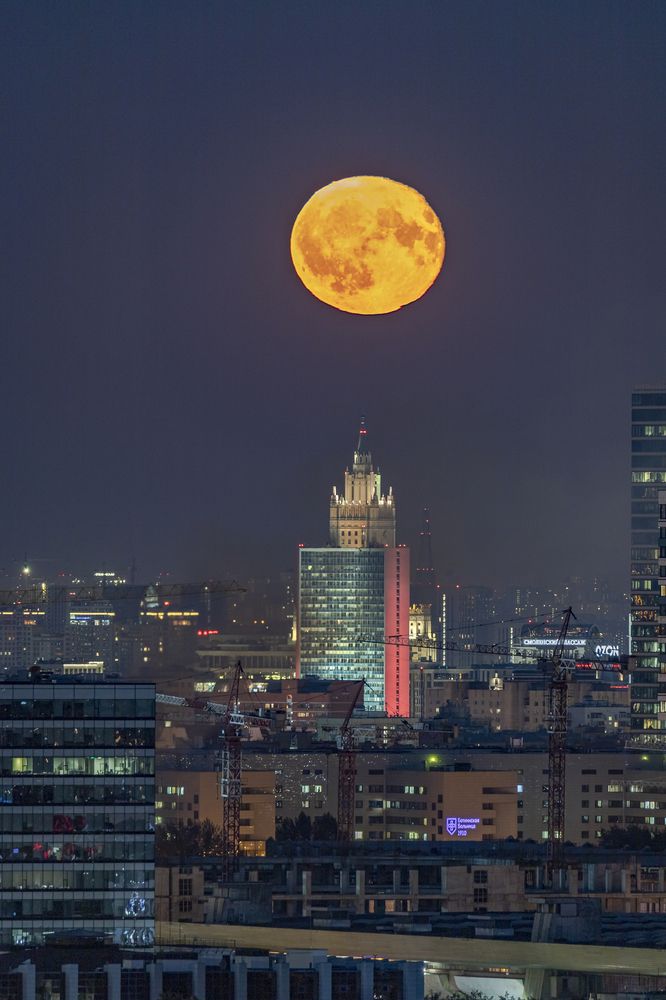 Луна над городом