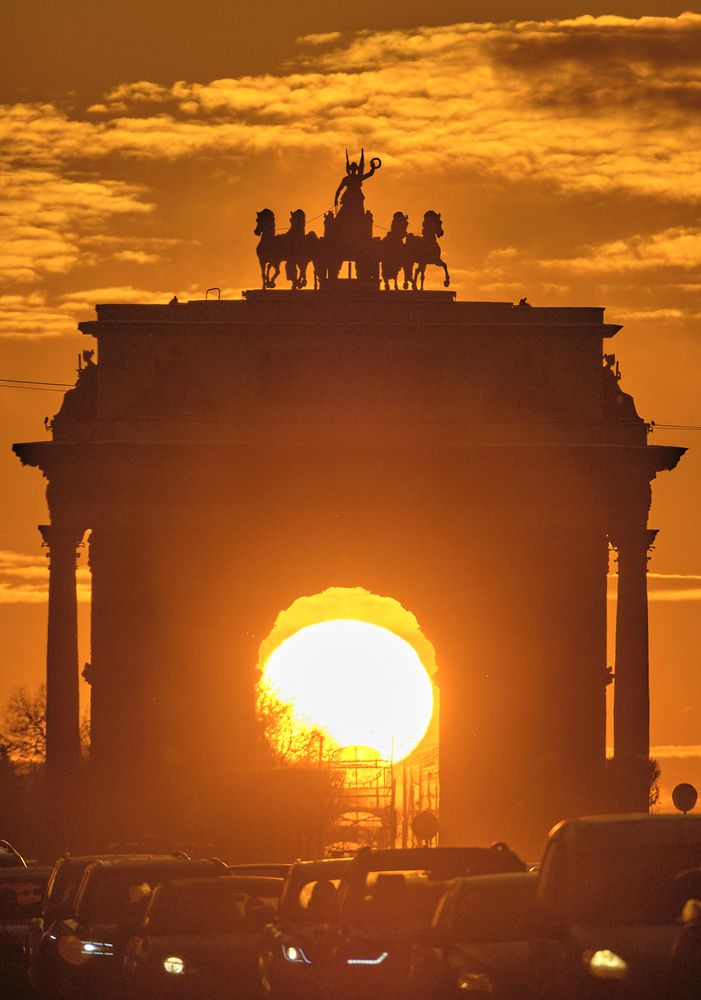 Москва. Заходящее солнце в Триумфальной арке.