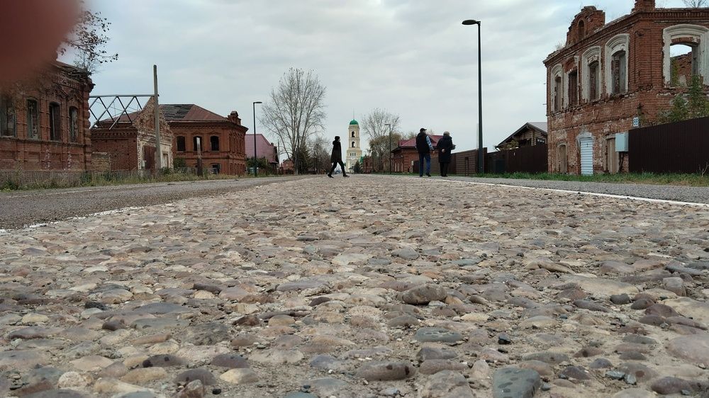 Прохожий на брусчатке