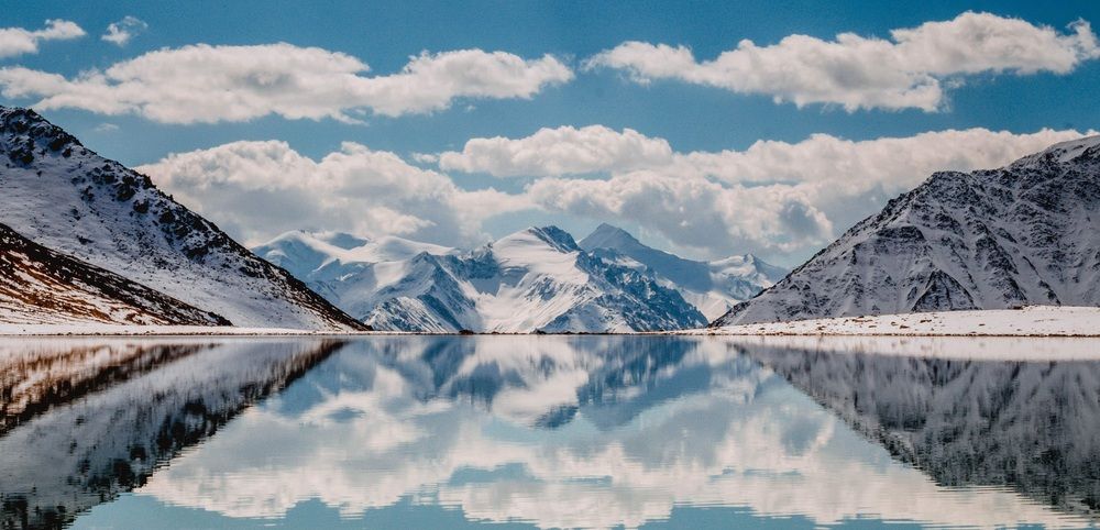 Зеркальное озеро, далеко в горах