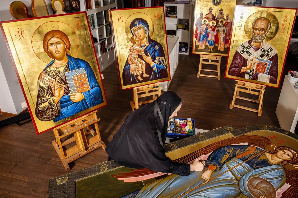 В иконописной мастерской.