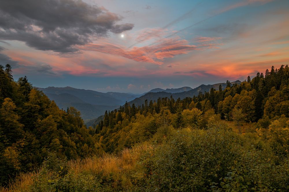 Полнолуние в горах Кавказа.