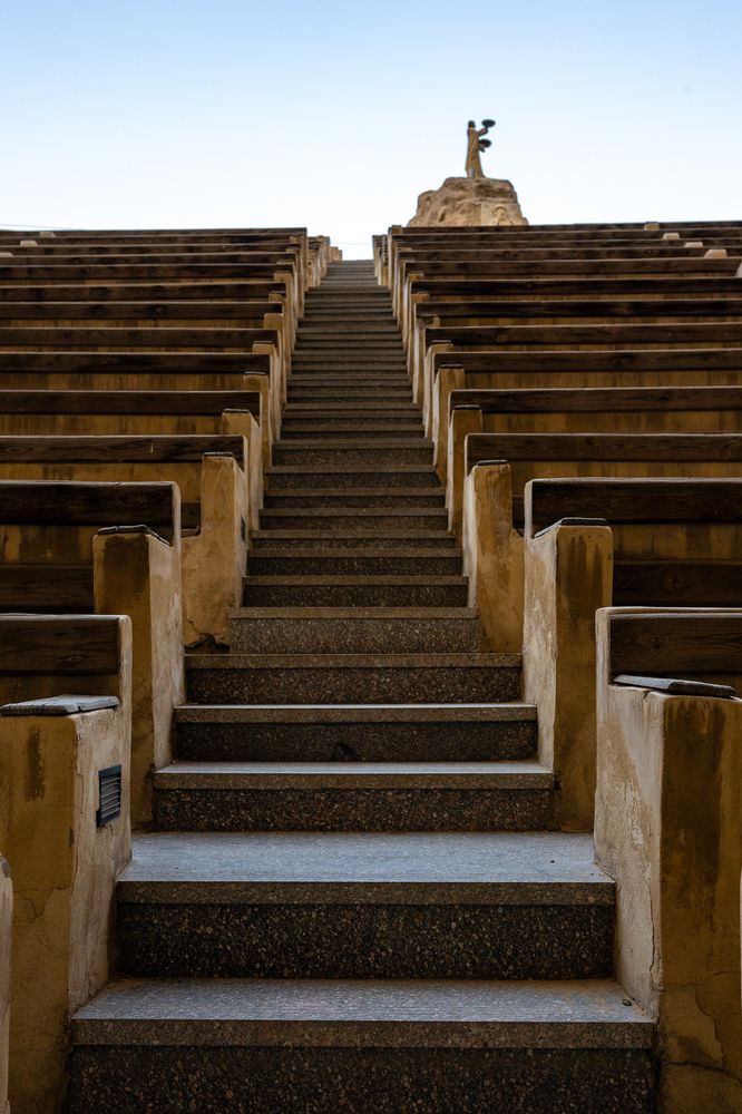 Лестница в пещерном монастыре