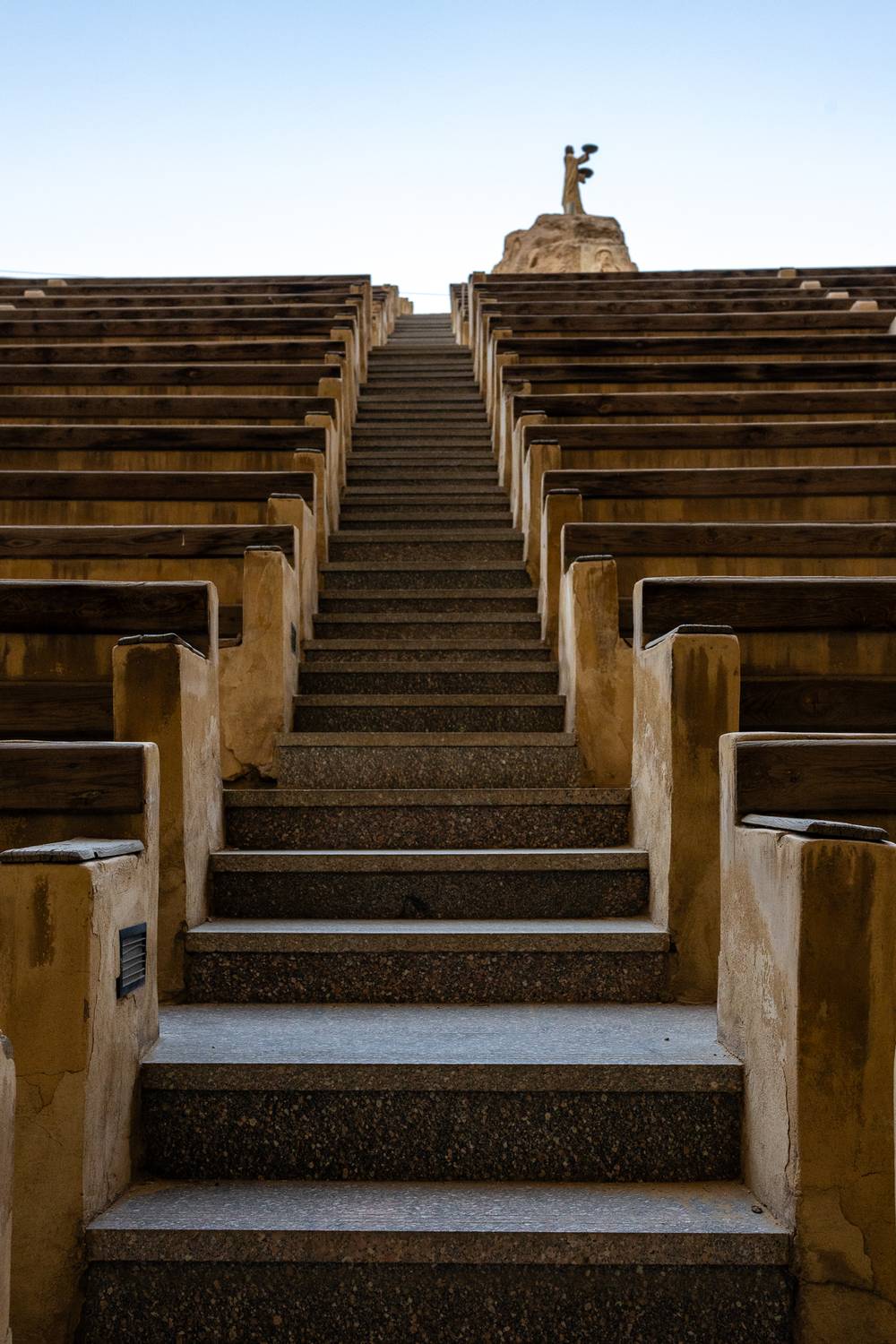 Лестница в пещерном монастыре