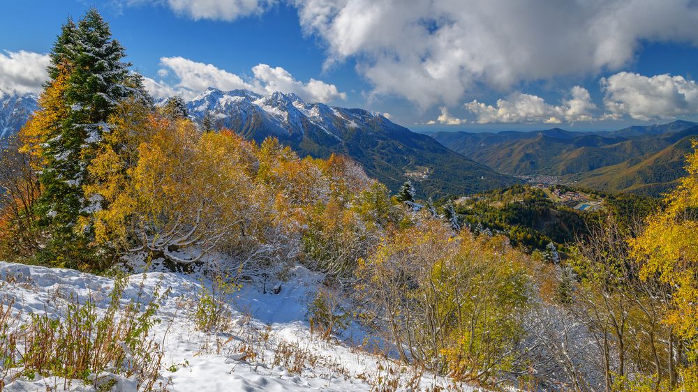 Первый снег в горах Красной Поляны.