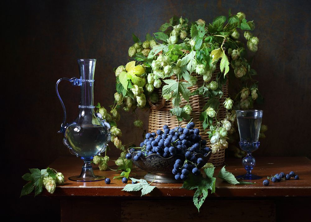 С синим виноградом и карафой